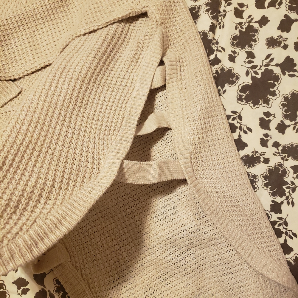 Sweater/Tops - Picture 3 of 4